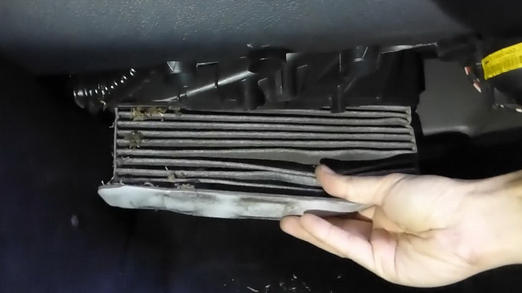 Как поменять салонный фильтр на автомобиле Шкода Октавия А5 своими руками — видео